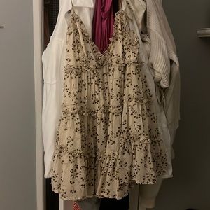 Pretty flowy dress! Great for late summer / early fall